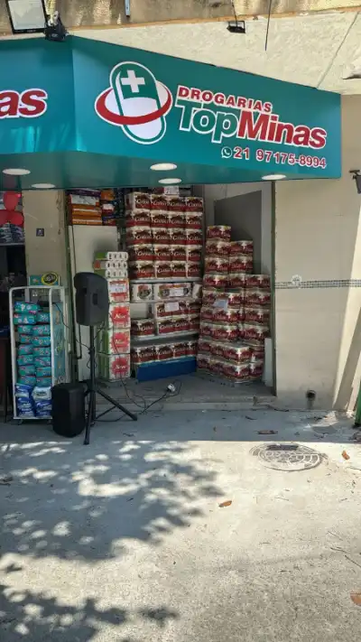 Fachada da Drogarias TopMinas com a placa da unidade em Engenho de Dentro